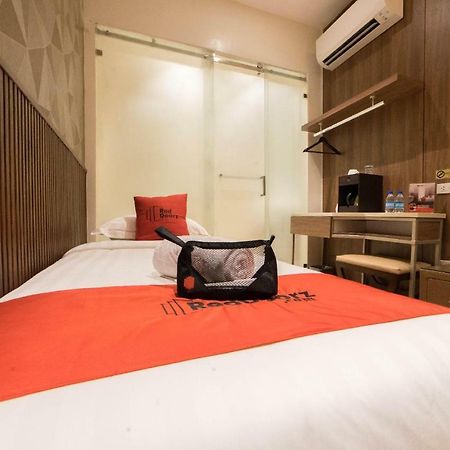 Reddoorz Premium @ South Triangle Кесон-Сити Экстерьер фото
