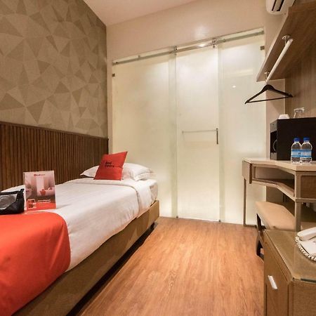 Reddoorz Premium @ South Triangle Кесон-Сити Экстерьер фото