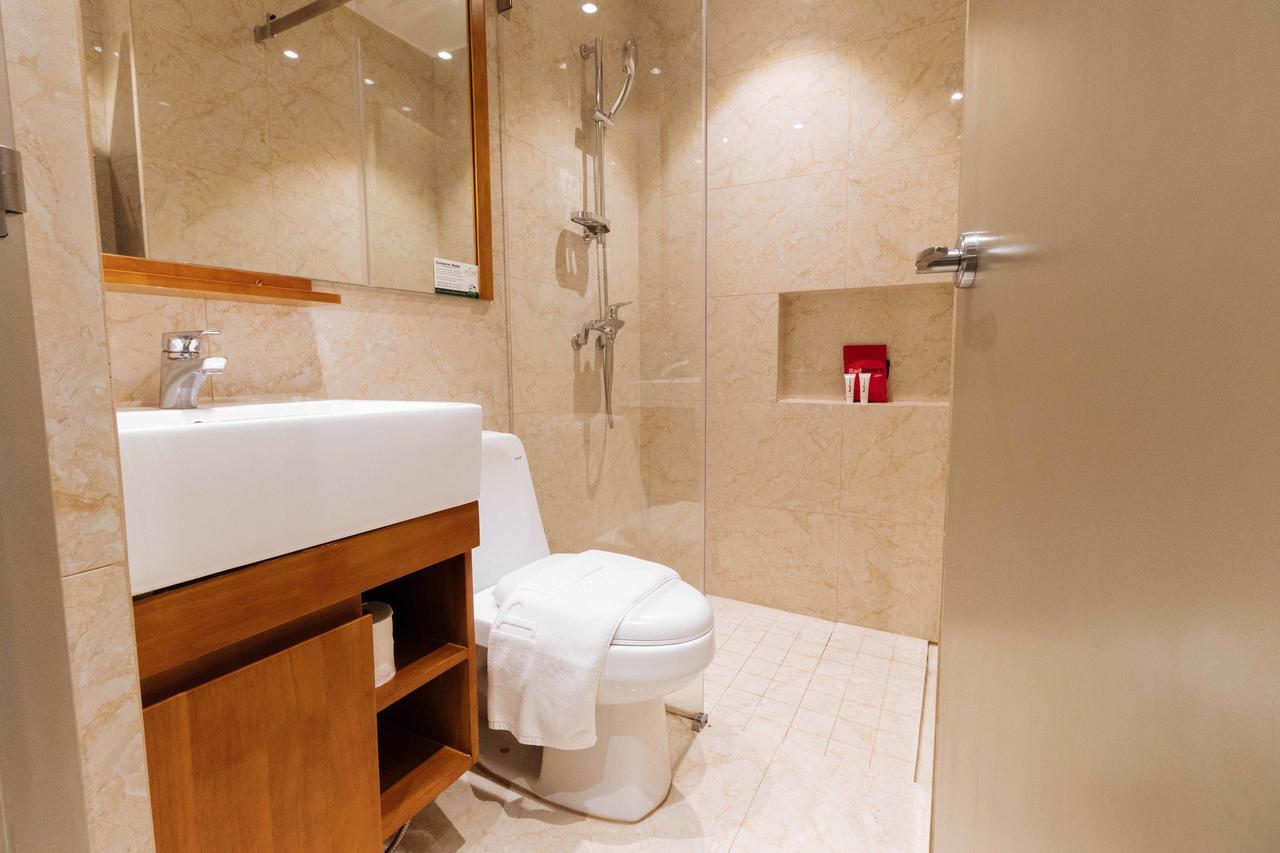 Reddoorz Premium @ South Triangle Кесон-Сити Экстерьер фото