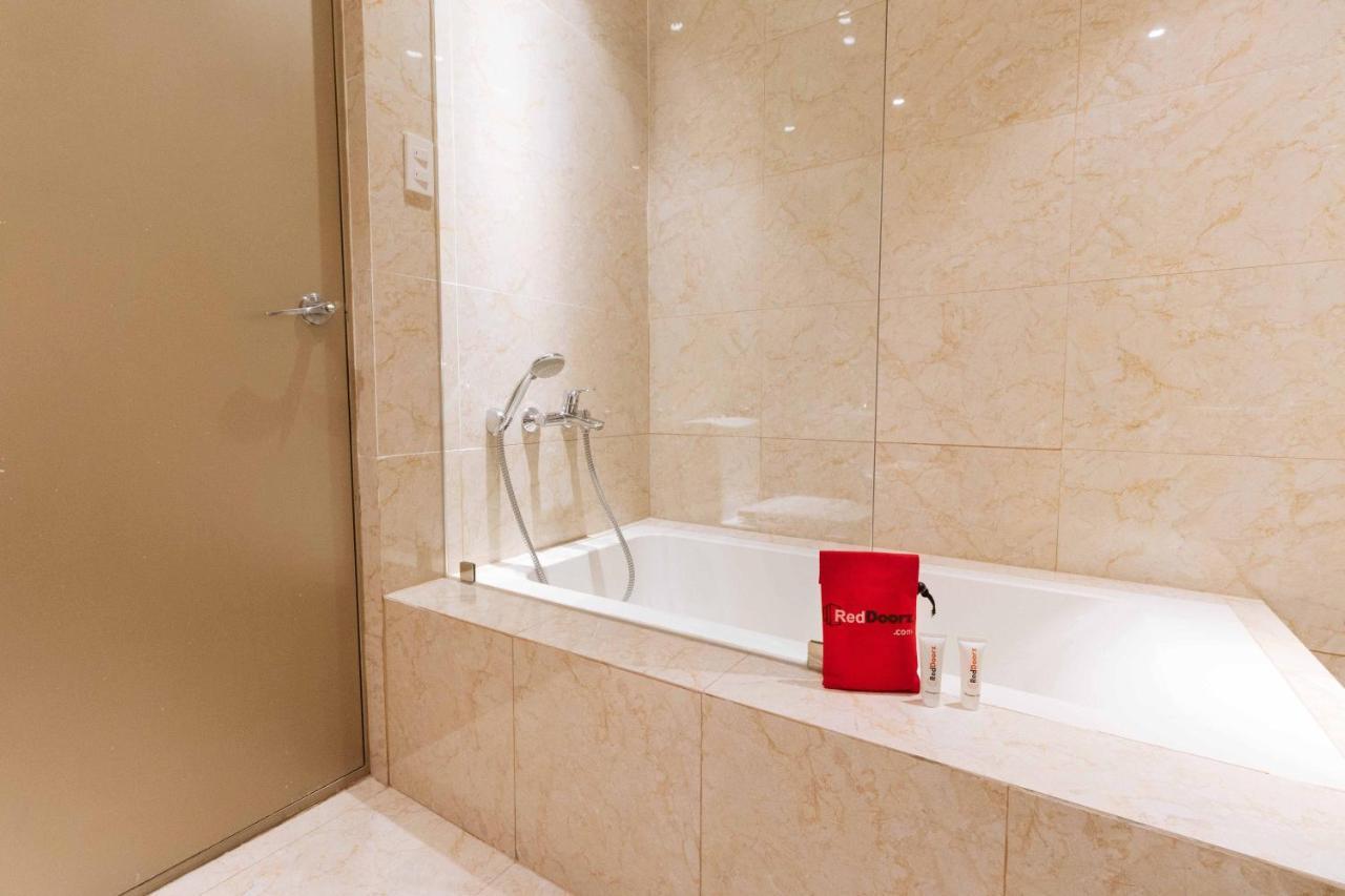 Reddoorz Premium @ South Triangle Кесон-Сити Экстерьер фото