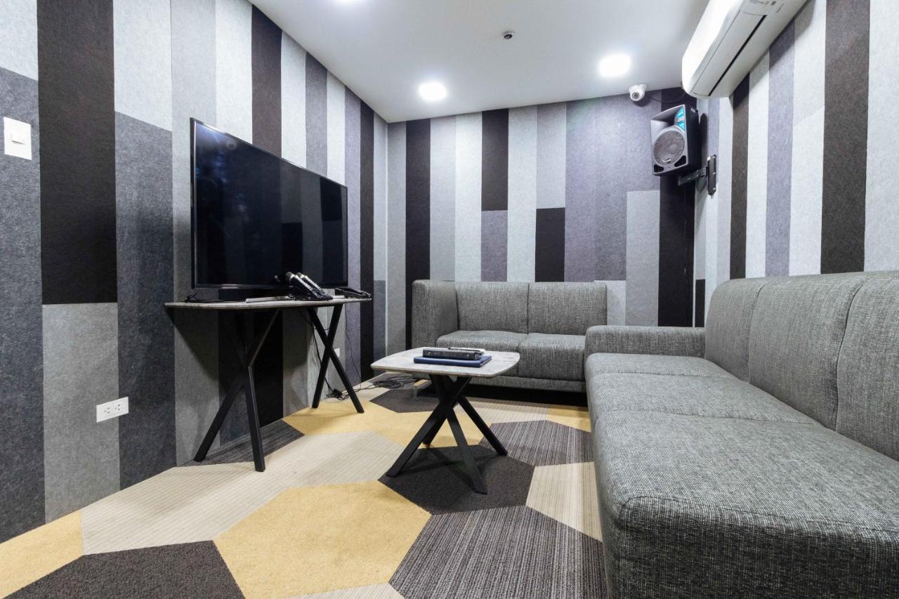 Reddoorz Premium @ South Triangle Кесон-Сити Экстерьер фото