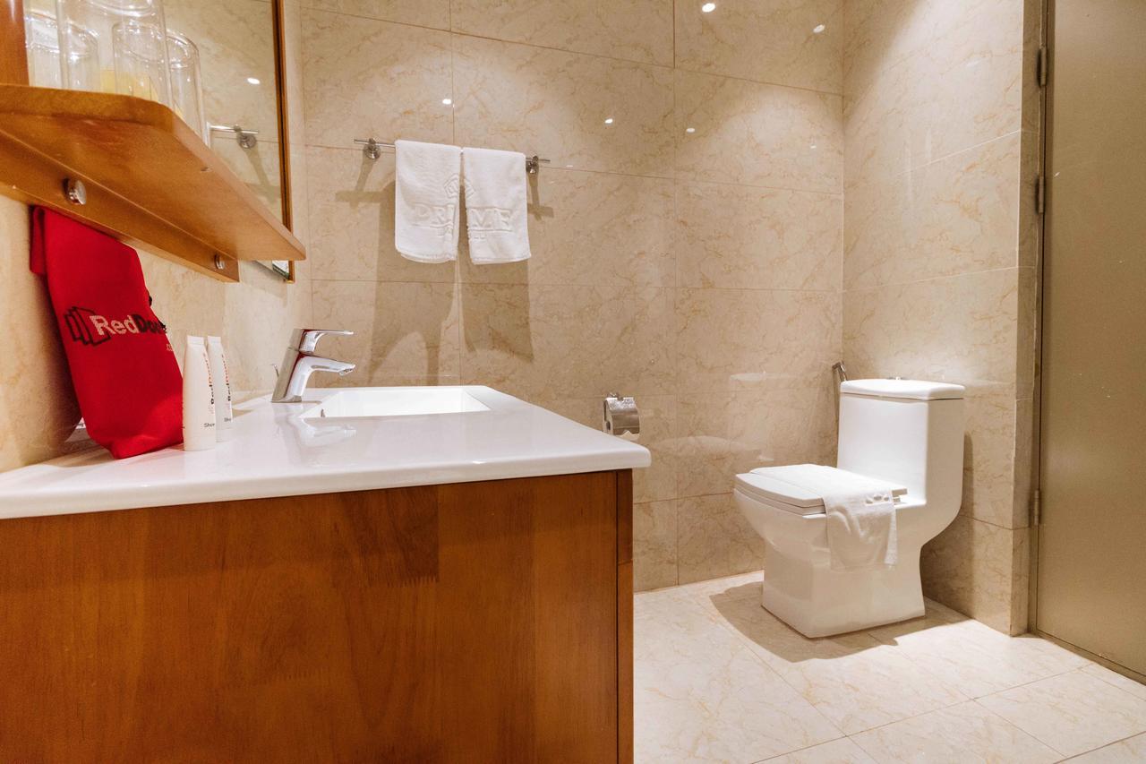 Reddoorz Premium @ South Triangle Кесон-Сити Экстерьер фото