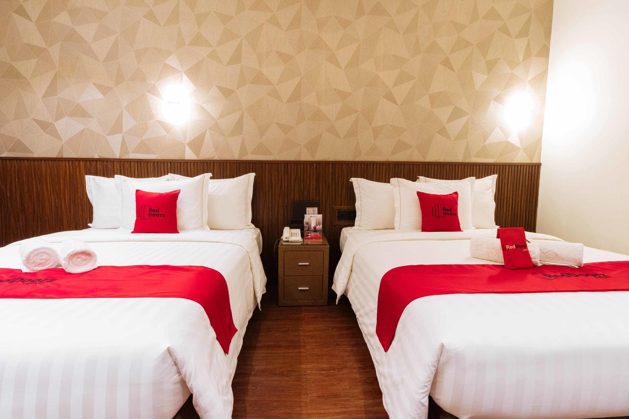 Reddoorz Premium @ South Triangle Кесон-Сити Экстерьер фото