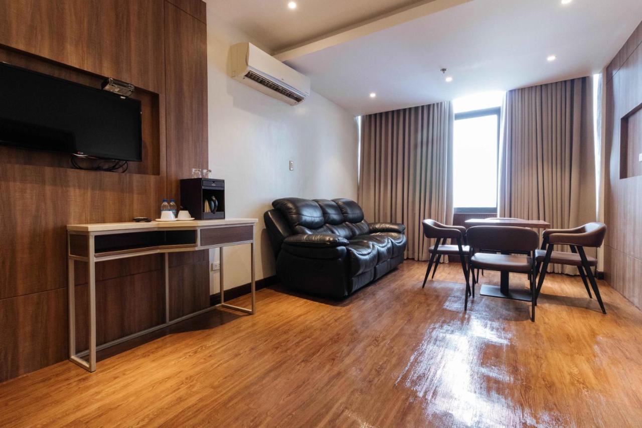 Reddoorz Premium @ South Triangle Кесон-Сити Экстерьер фото