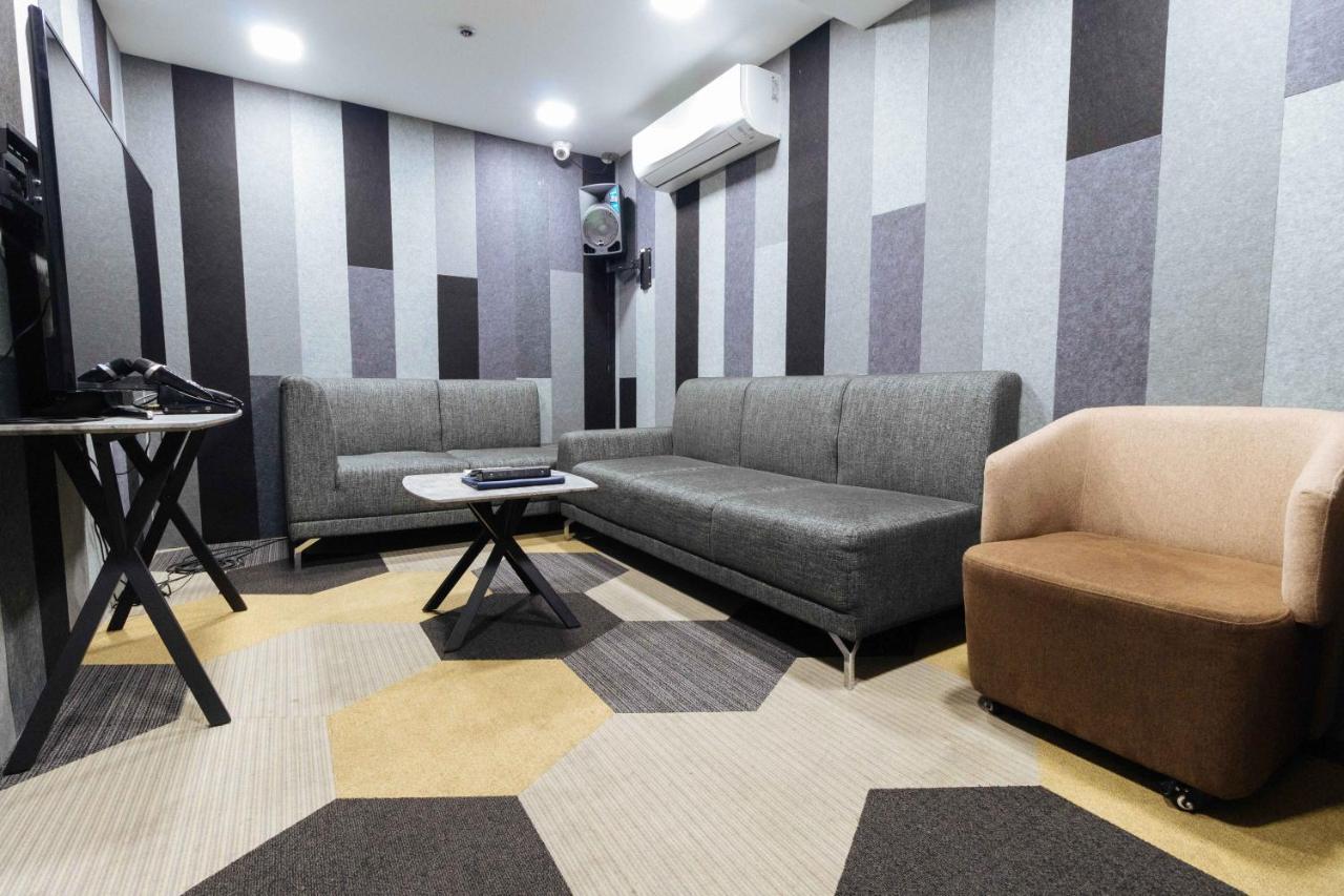 Reddoorz Premium @ South Triangle Кесон-Сити Экстерьер фото