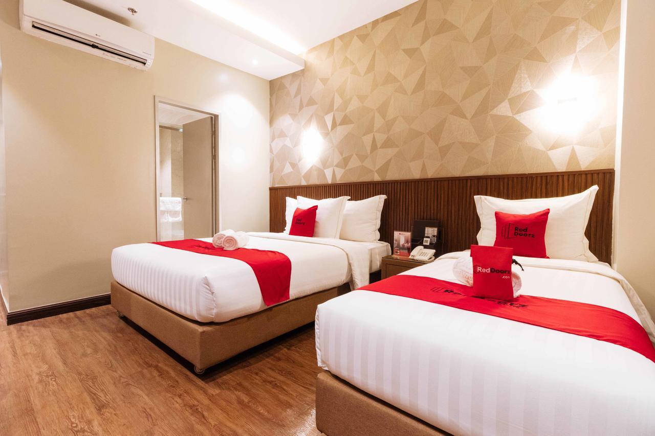 Reddoorz Premium @ South Triangle Кесон-Сити Экстерьер фото