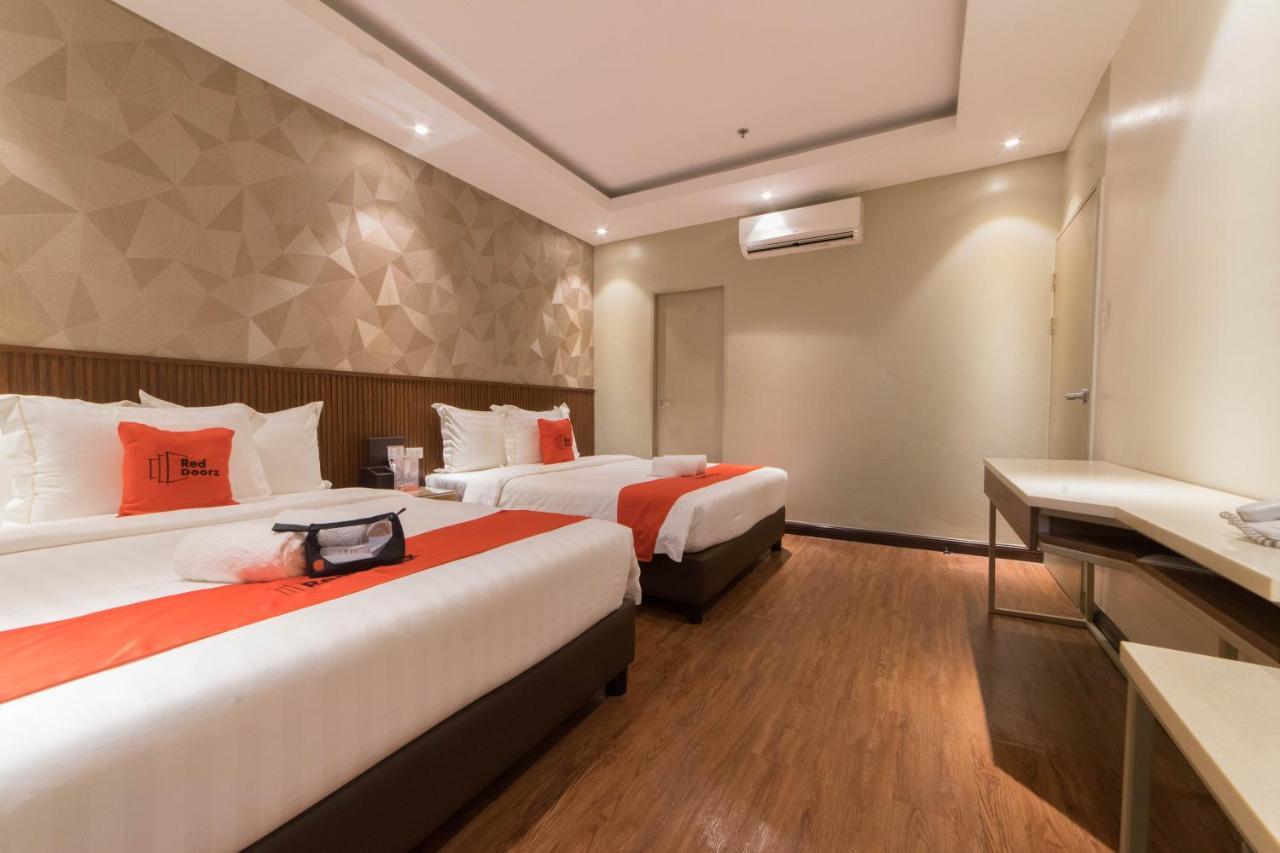 Reddoorz Premium @ South Triangle Кесон-Сити Экстерьер фото