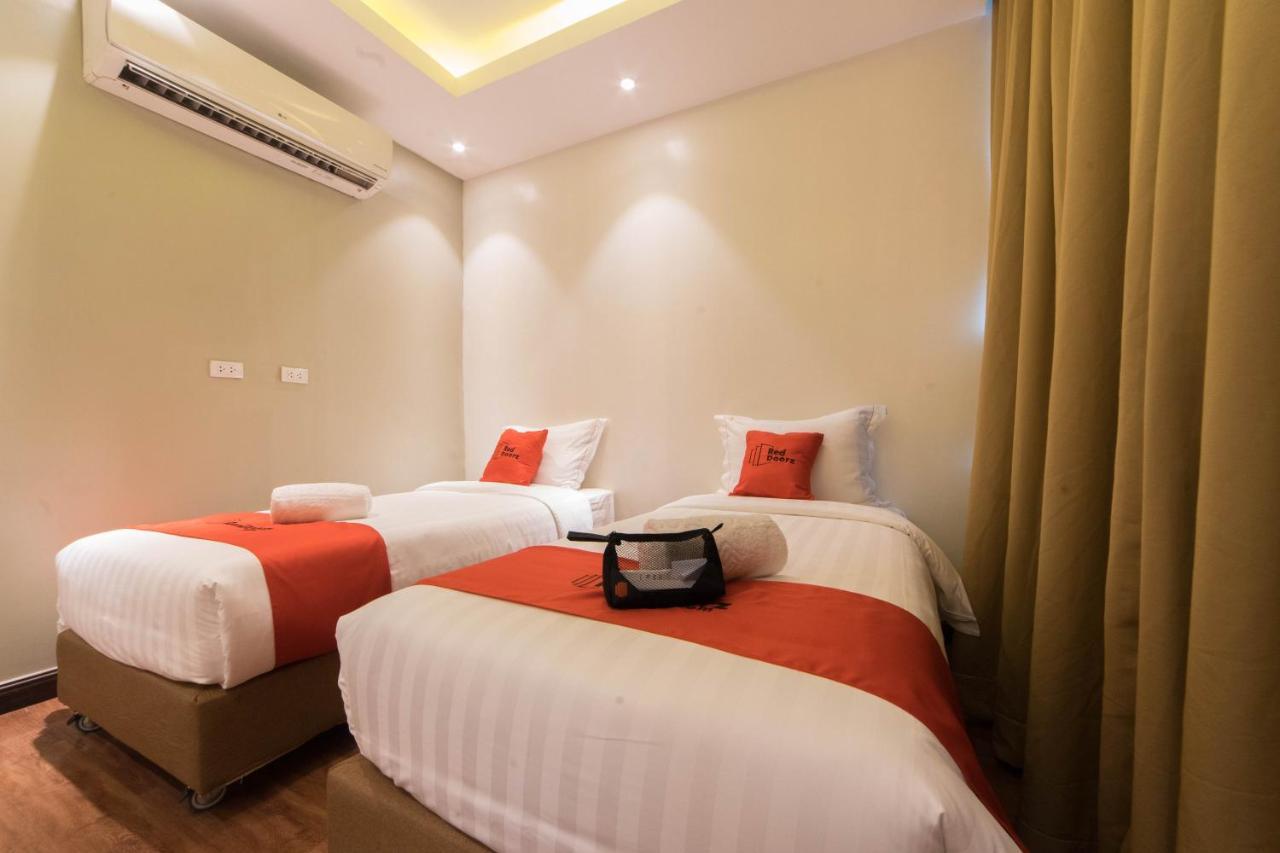 Reddoorz Premium @ South Triangle Кесон-Сити Экстерьер фото