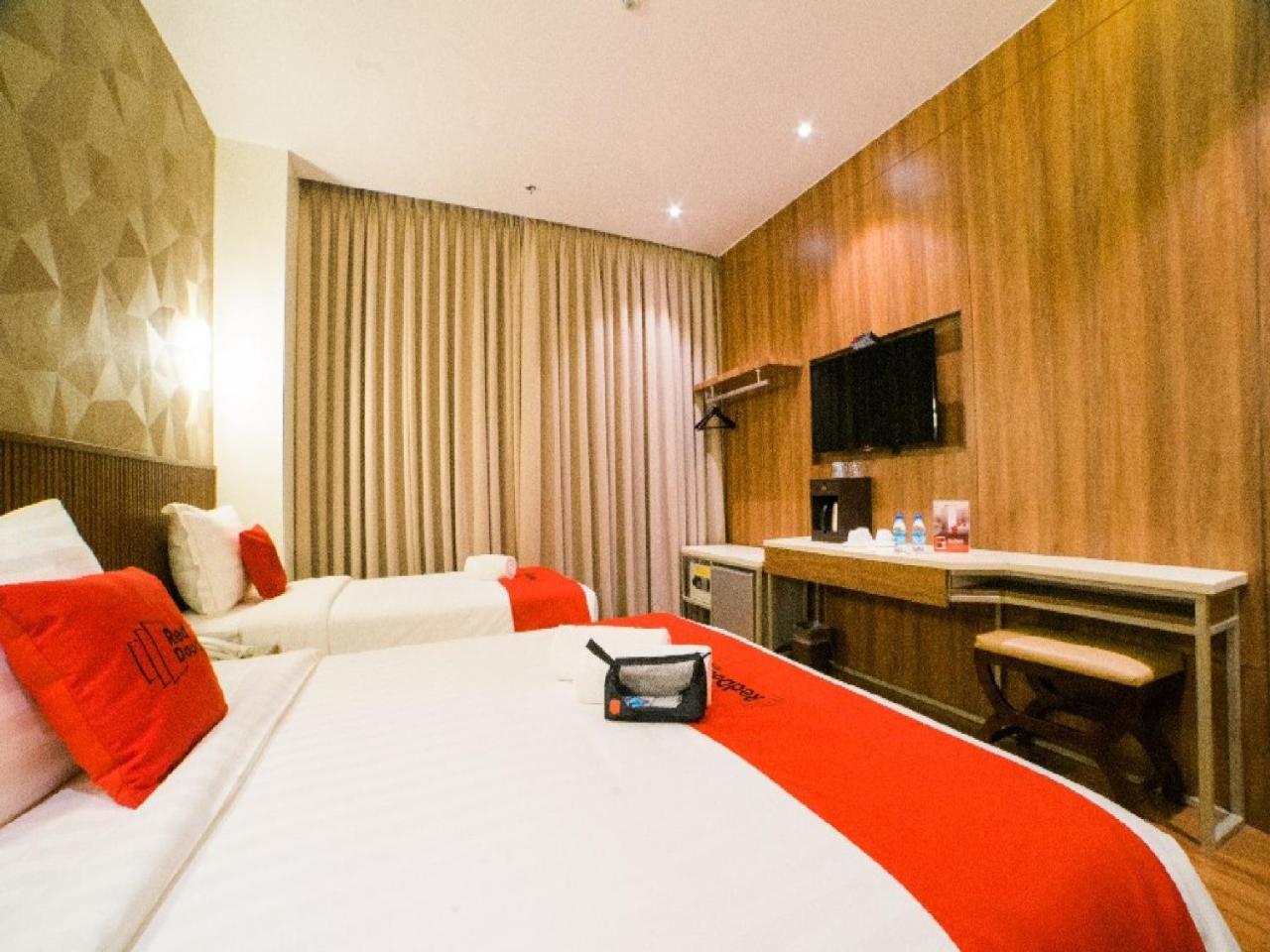 Reddoorz Premium @ South Triangle Кесон-Сити Экстерьер фото