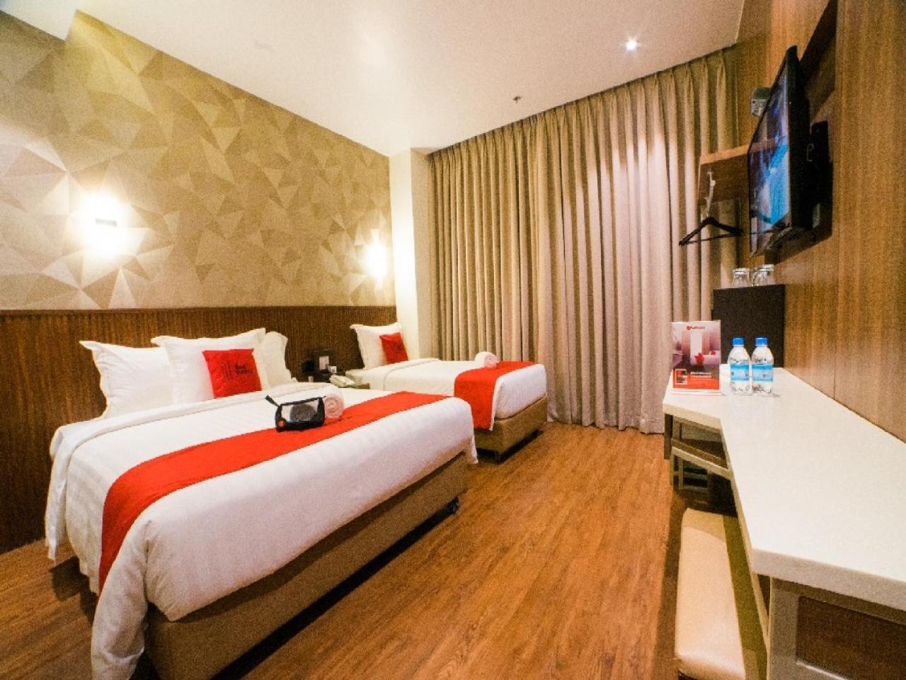 Reddoorz Premium @ South Triangle Кесон-Сити Экстерьер фото