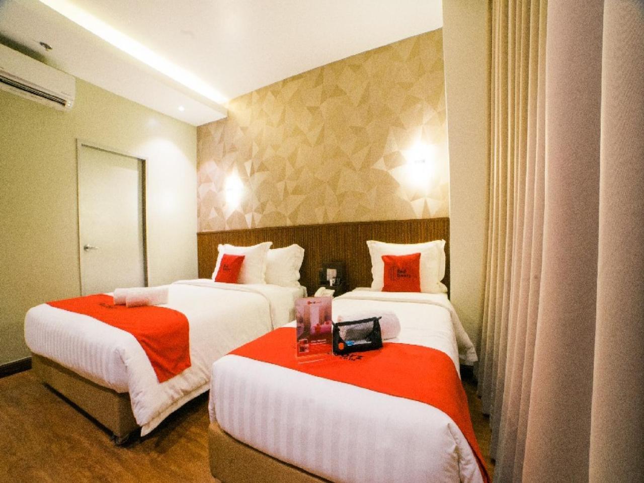 Reddoorz Premium @ South Triangle Кесон-Сити Экстерьер фото