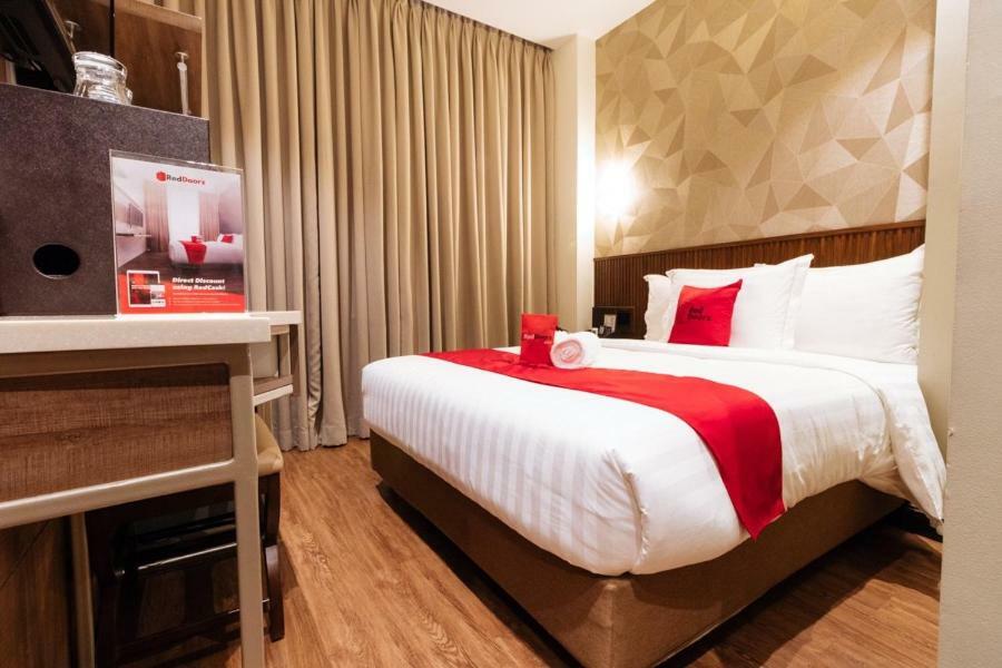 Reddoorz Premium @ South Triangle Кесон-Сити Экстерьер фото