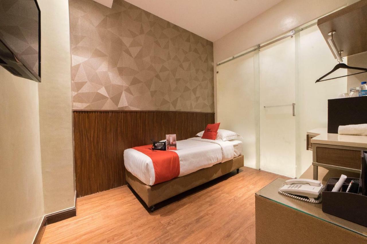 Reddoorz Premium @ South Triangle Кесон-Сити Экстерьер фото