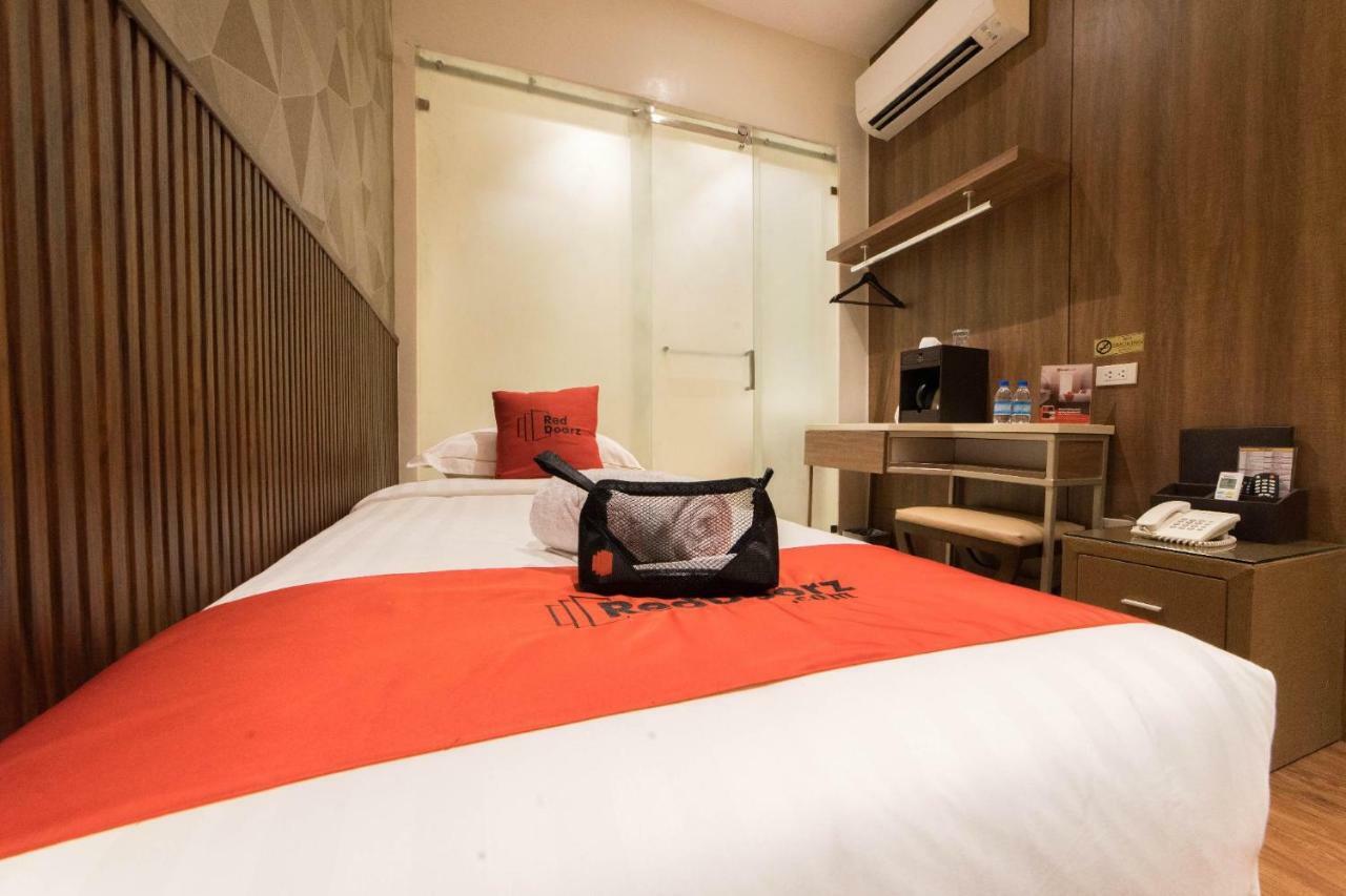 Reddoorz Premium @ South Triangle Кесон-Сити Экстерьер фото