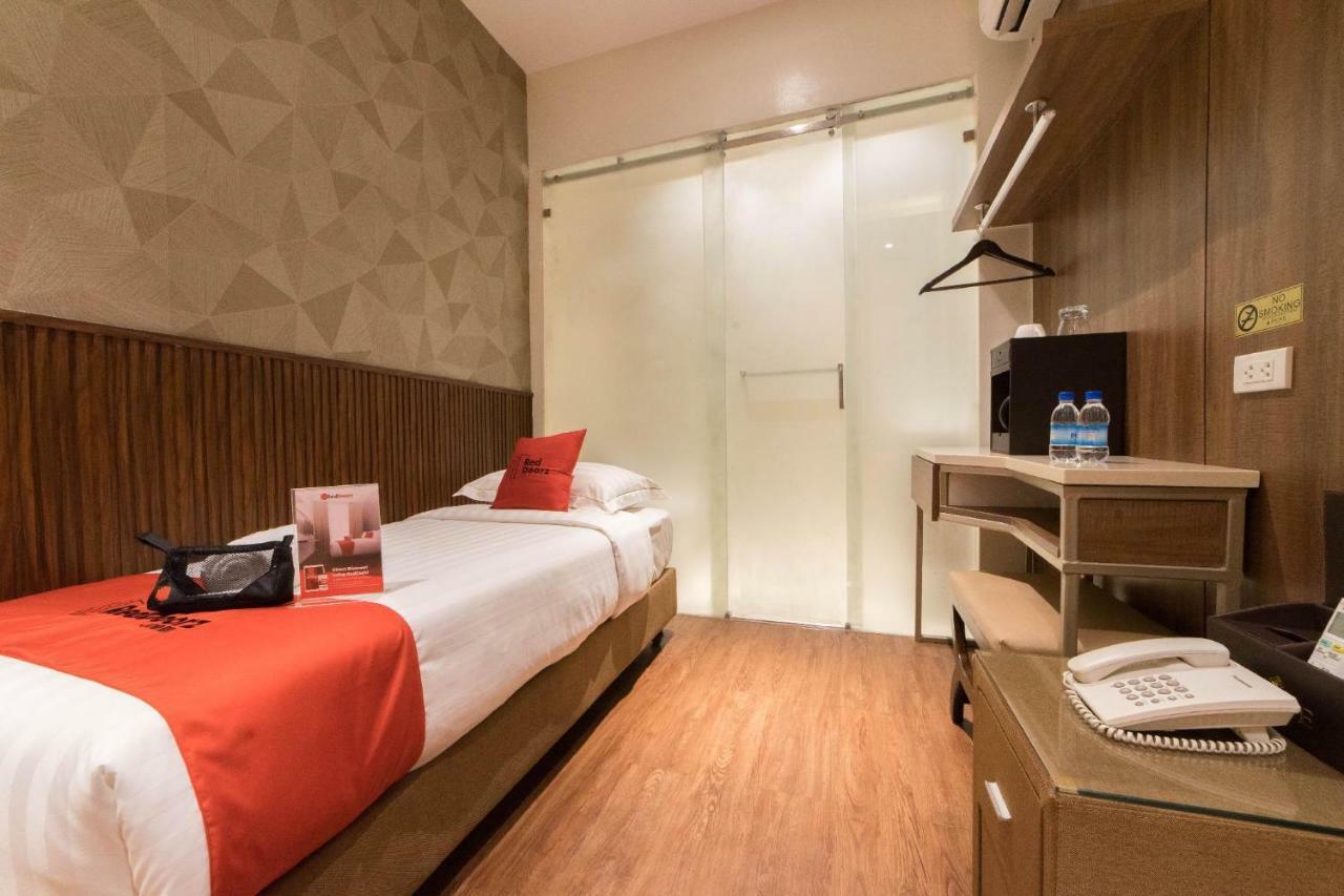 Reddoorz Premium @ South Triangle Кесон-Сити Экстерьер фото