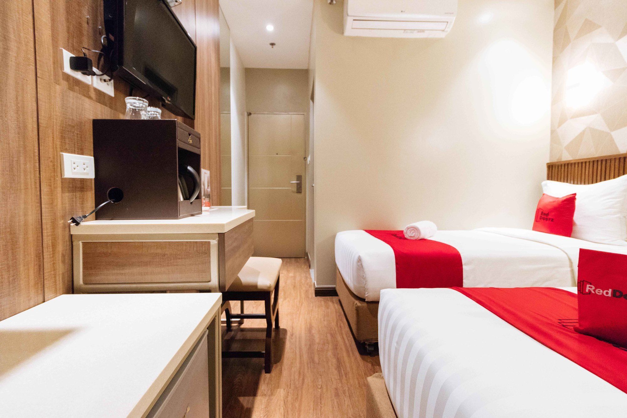 Reddoorz Premium @ South Triangle Кесон-Сити Экстерьер фото
