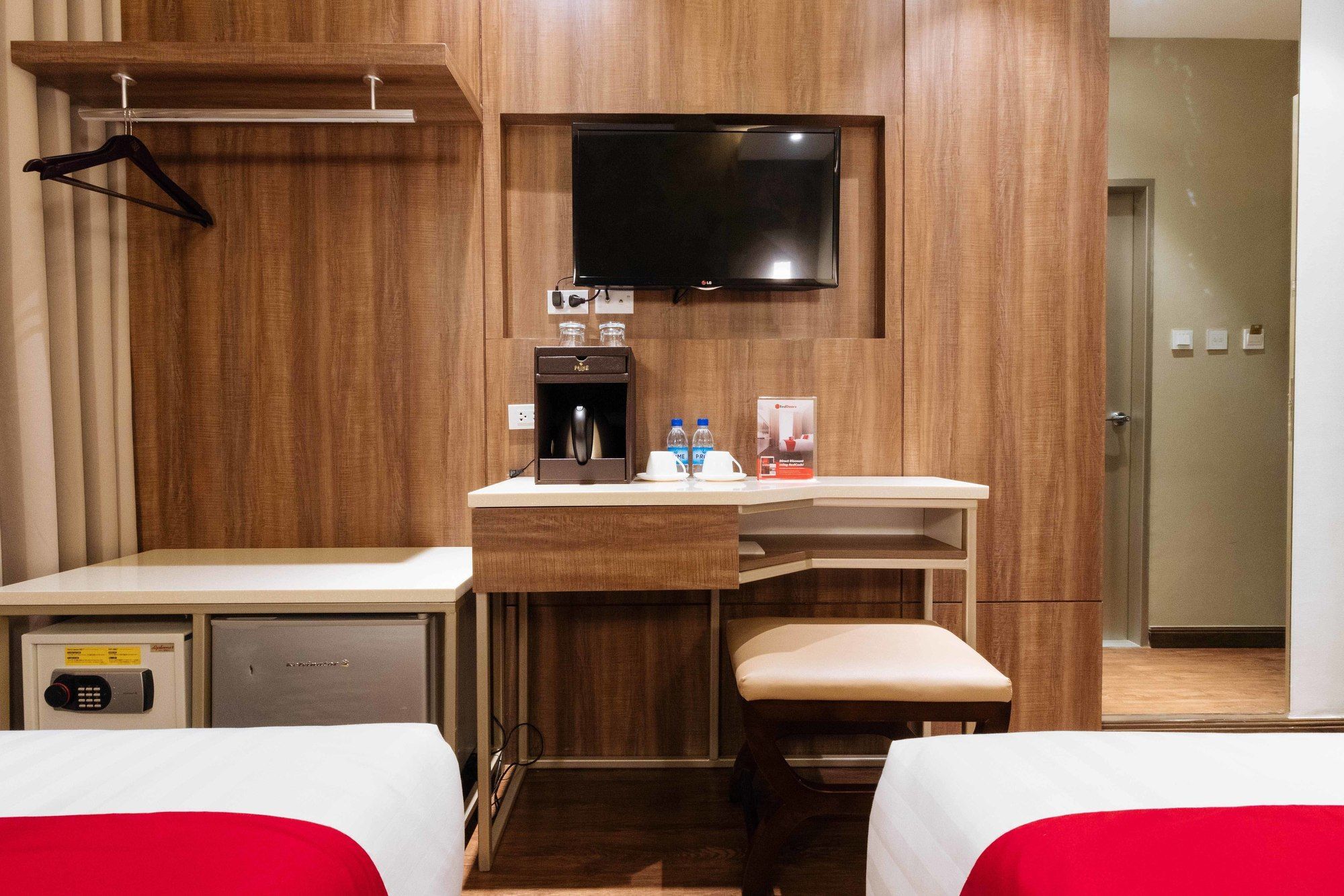 Reddoorz Premium @ South Triangle Кесон-Сити Экстерьер фото