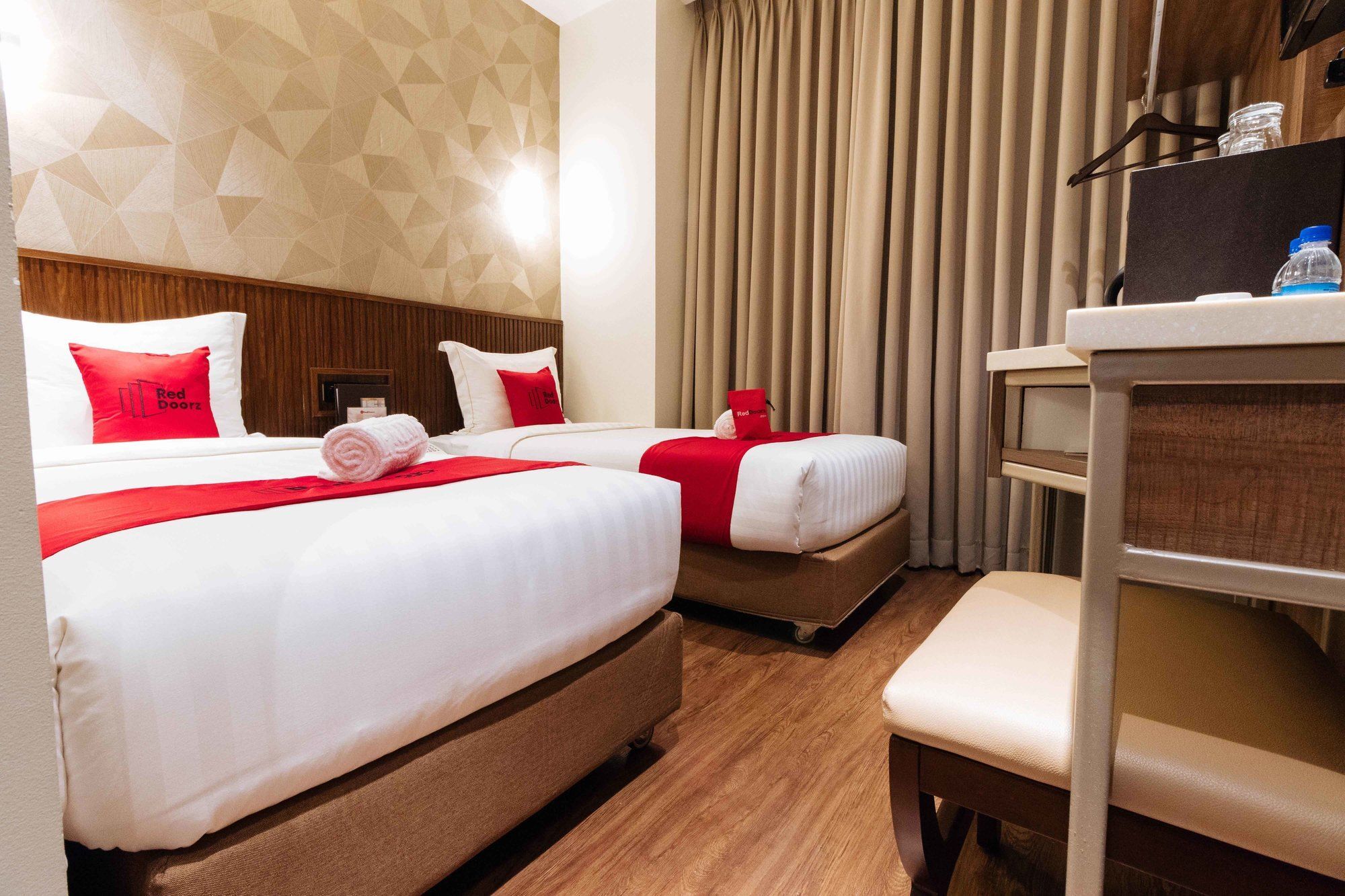 Reddoorz Premium @ South Triangle Кесон-Сити Экстерьер фото