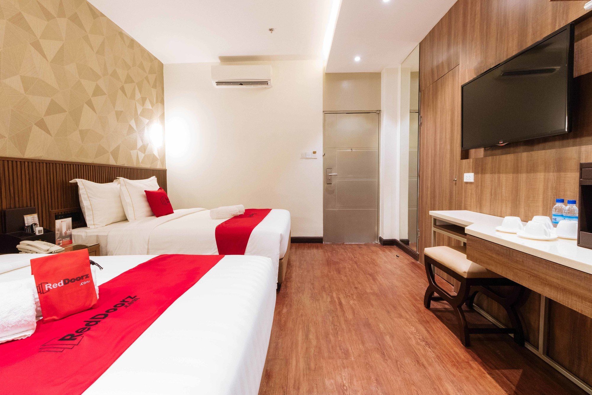 Reddoorz Premium @ South Triangle Кесон-Сити Экстерьер фото