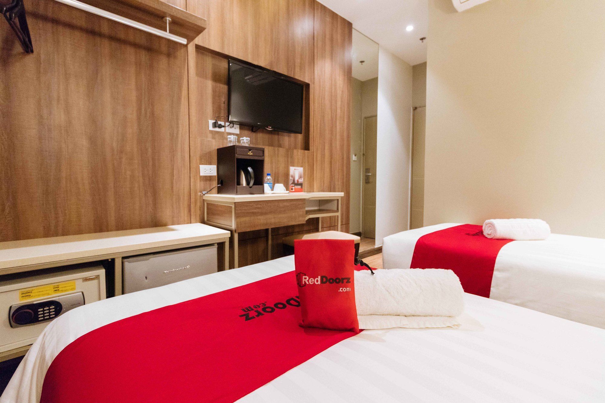 Reddoorz Premium @ South Triangle Кесон-Сити Экстерьер фото
