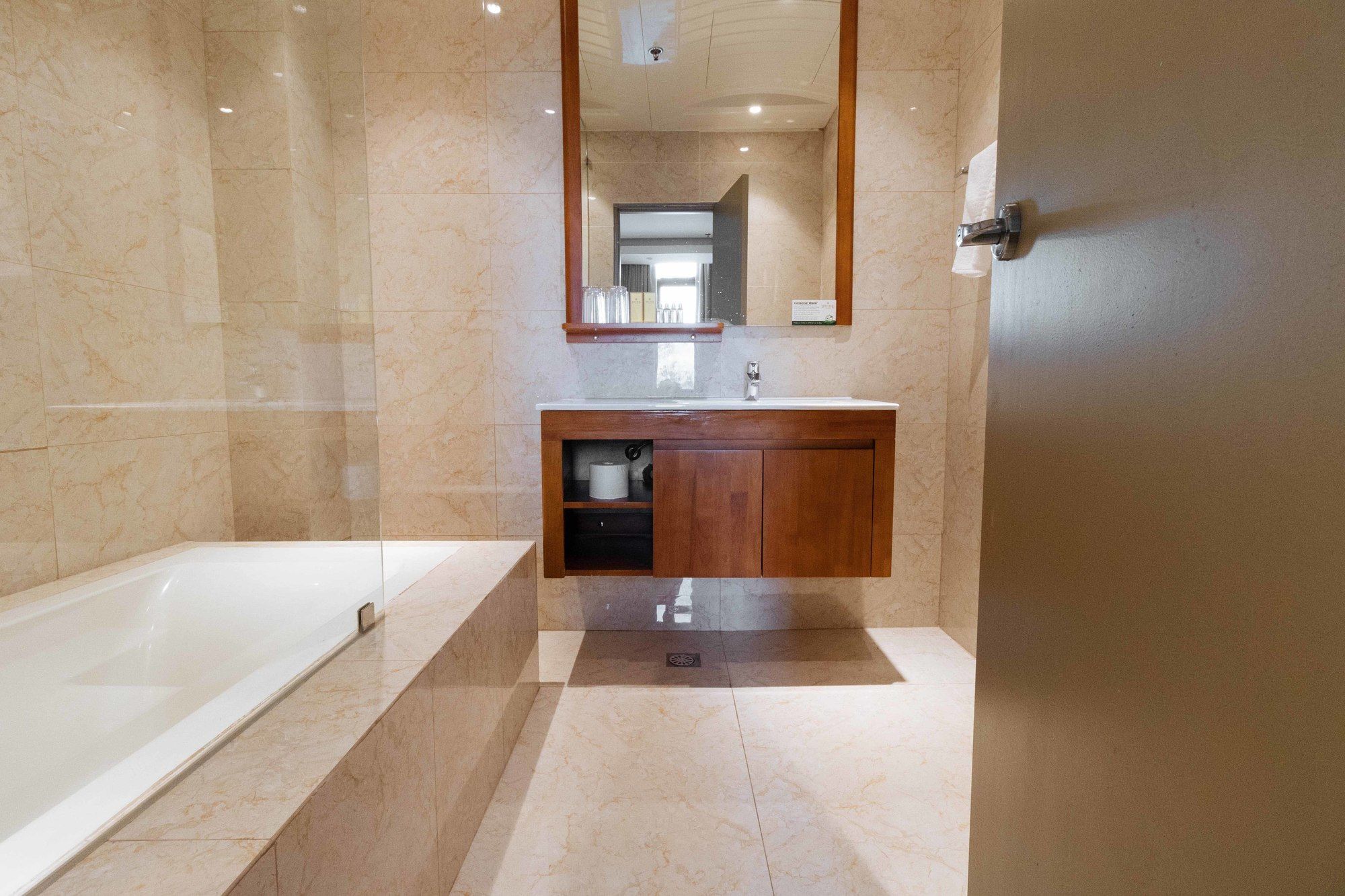 Reddoorz Premium @ South Triangle Кесон-Сити Экстерьер фото