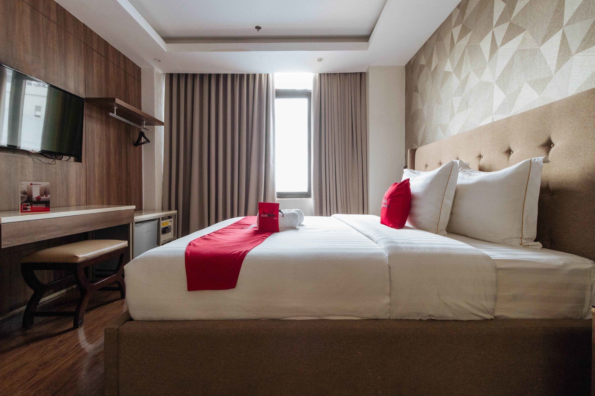 Reddoorz Premium @ South Triangle Кесон-Сити Экстерьер фото