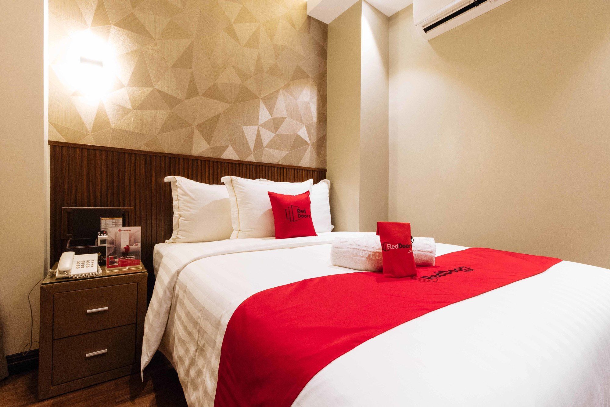 Reddoorz Premium @ South Triangle Кесон-Сити Экстерьер фото