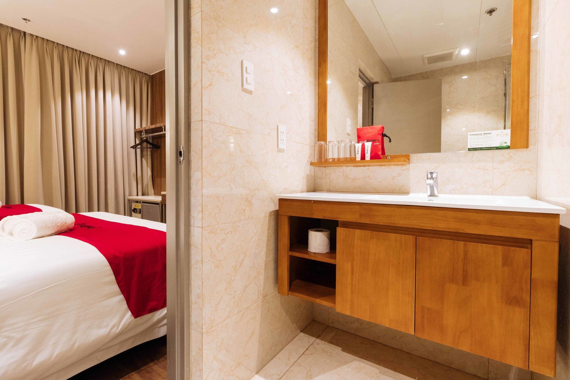 Reddoorz Premium @ South Triangle Кесон-Сити Экстерьер фото