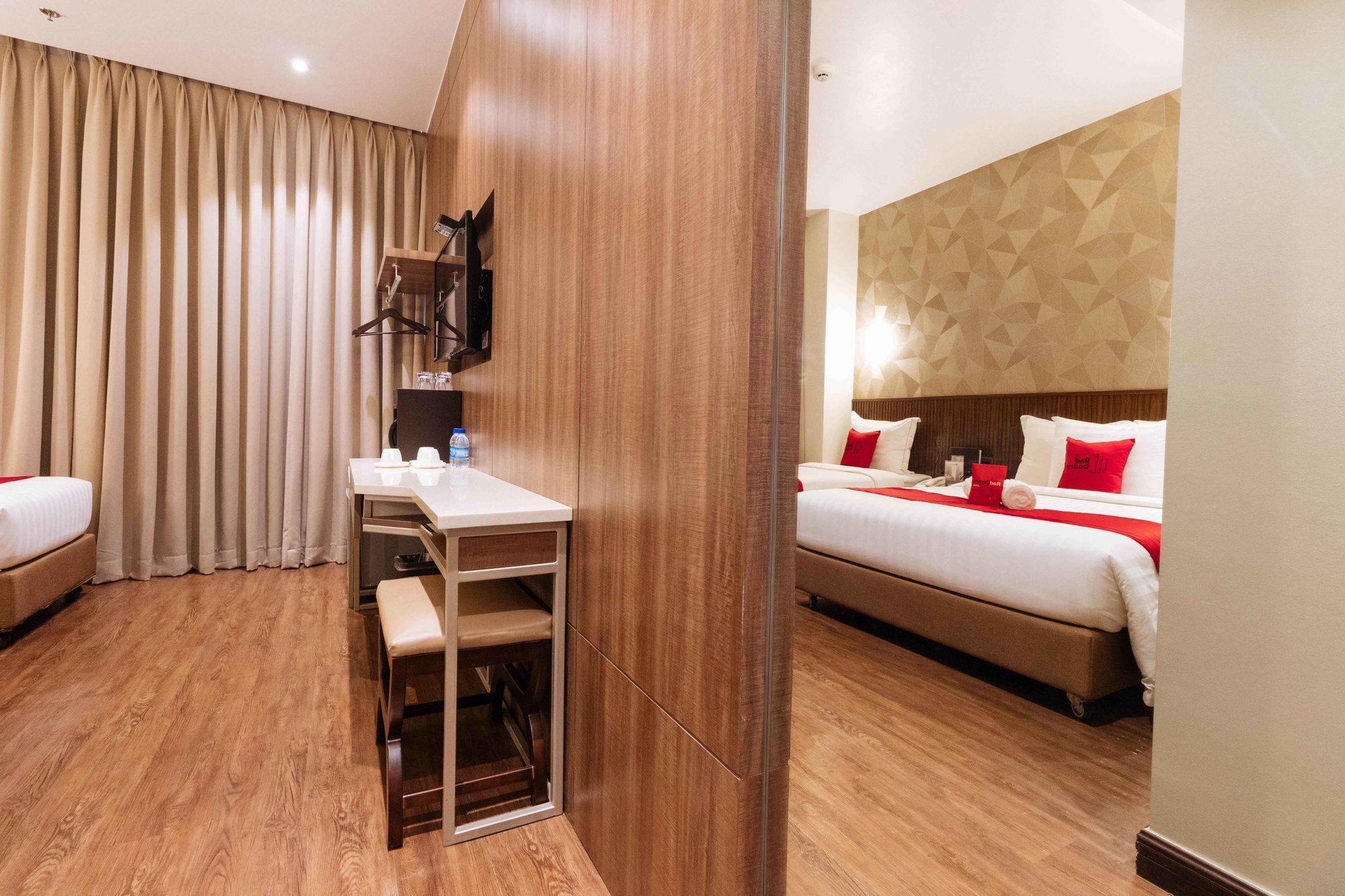 Reddoorz Premium @ South Triangle Кесон-Сити Экстерьер фото