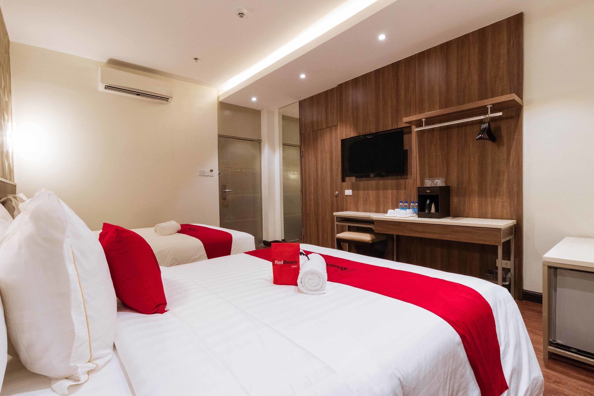 Reddoorz Premium @ South Triangle Кесон-Сити Экстерьер фото