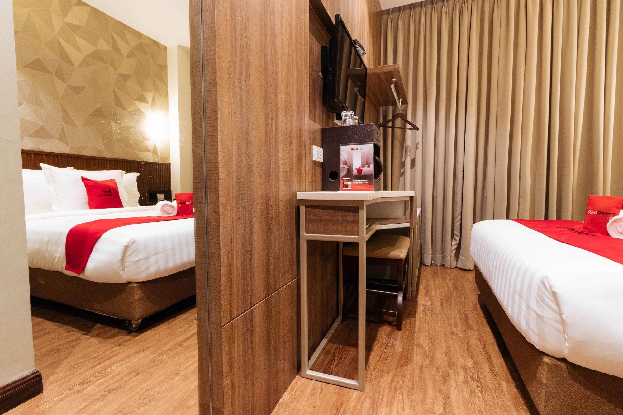 Reddoorz Premium @ South Triangle Кесон-Сити Экстерьер фото