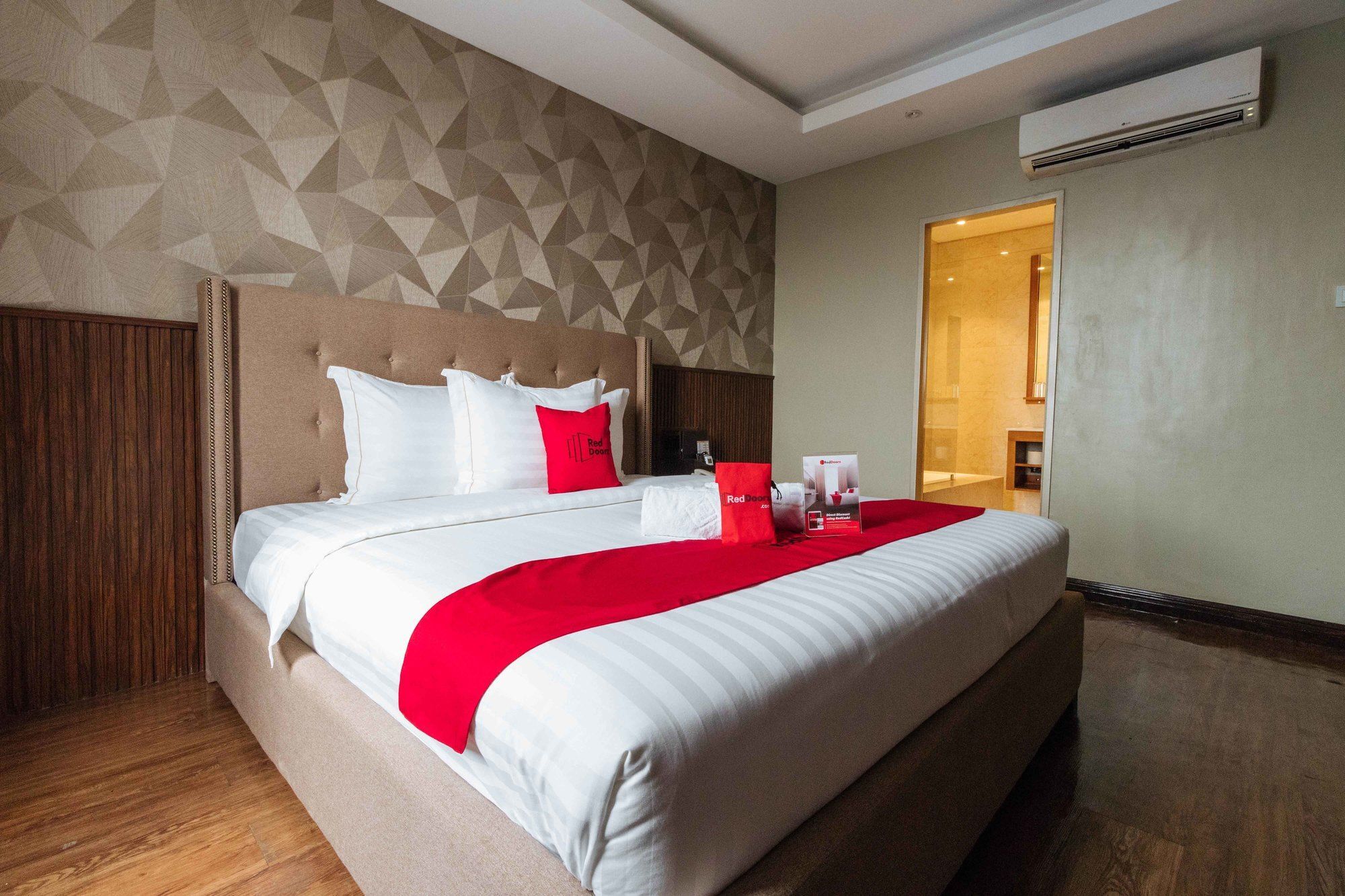 Reddoorz Premium @ South Triangle Кесон-Сити Экстерьер фото